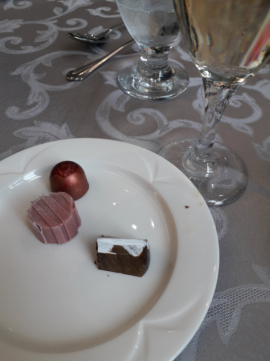 На конференции в университете McMaster, Канада, Онтарио, архив автора. Кофе-брейк с винишком и авторскими конфетками