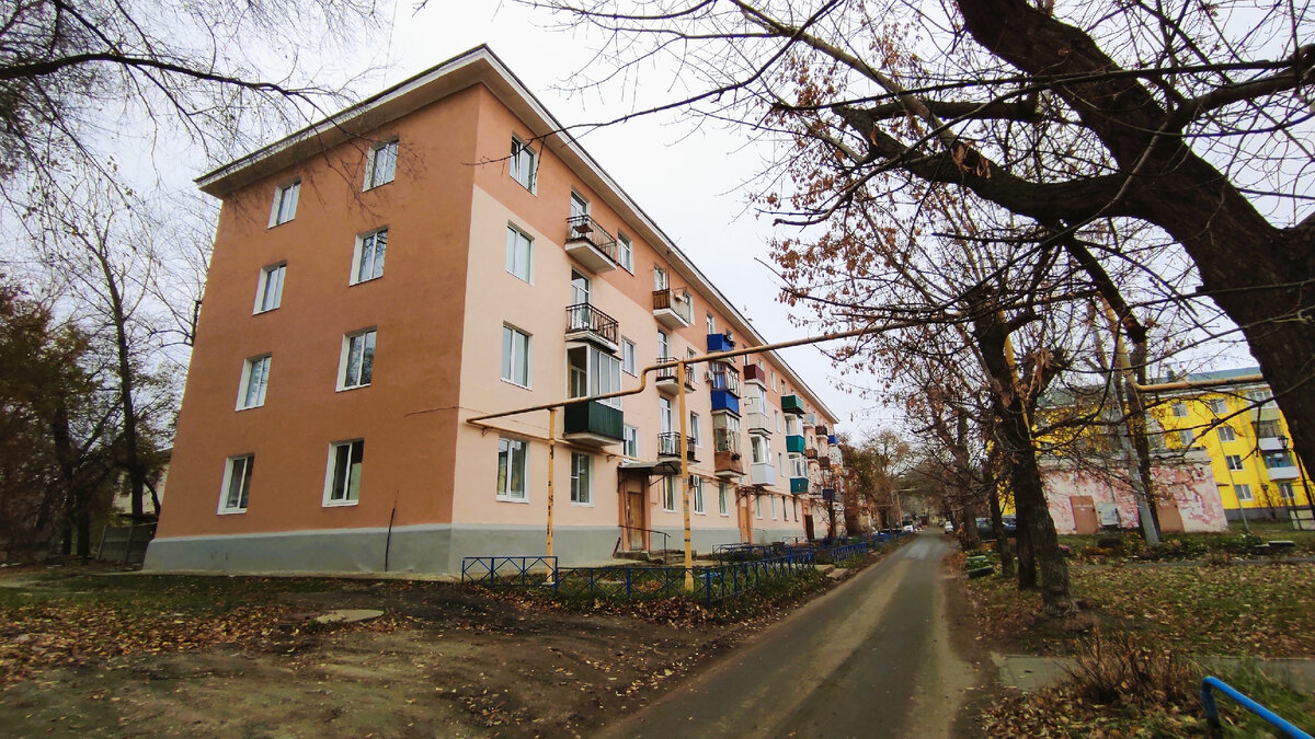 Город Сызрань. Улица Жуковского, 11. Первый четырёхэтажный дом, построенный в 1957 году на Образцовской площадке.