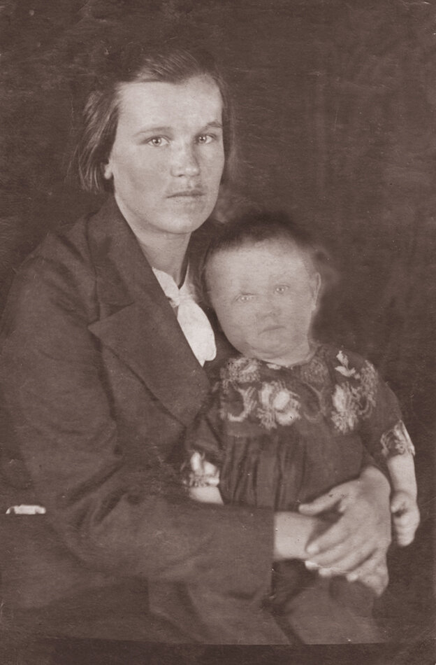 Это моя мама - Пана Григорьевна Корчагина . Здесь она Бердникова и это 1939 год. У нее на руках Галя, моя старшая сестра и мамина старшая дочь. Мама родилась 13 октября 1919г, а Галя 30 октября 1939г. 