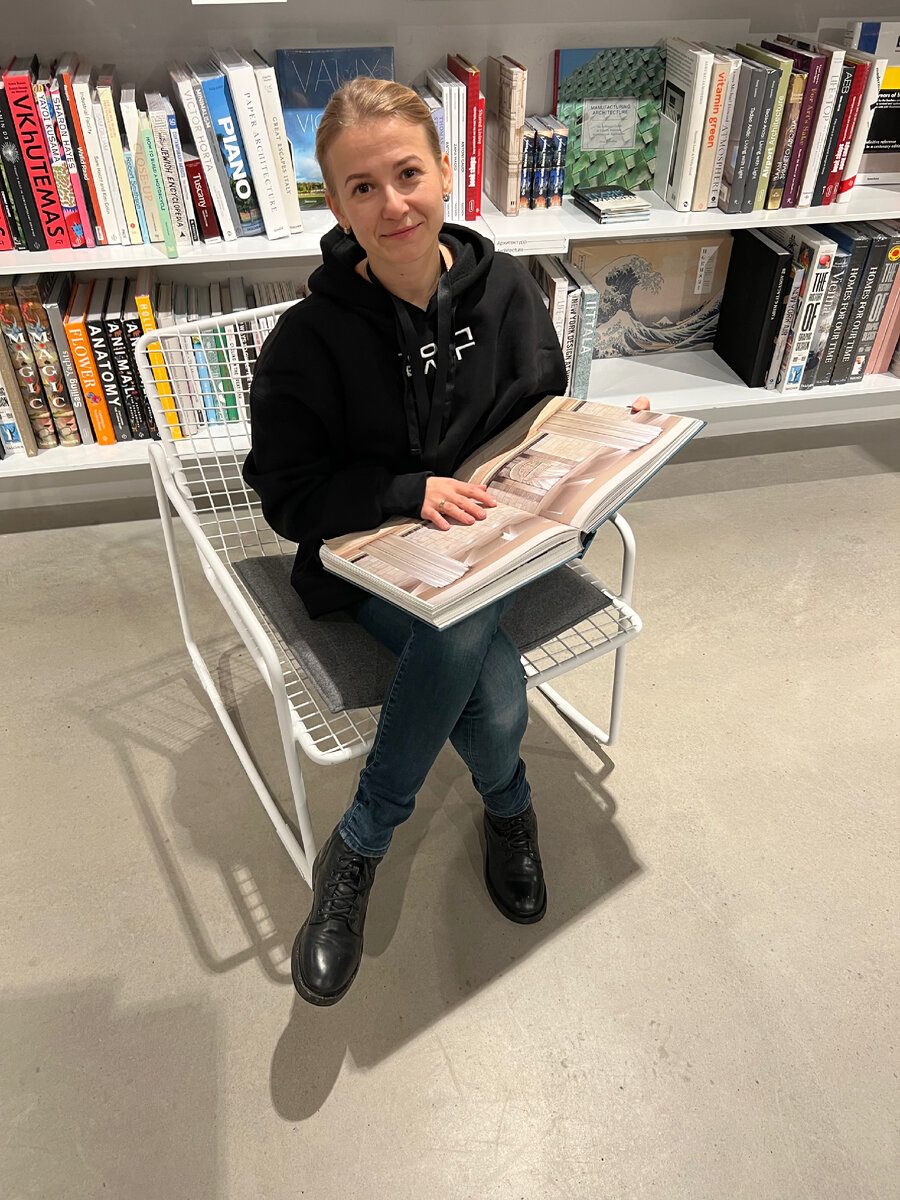 Это я с книгой больше меня)))