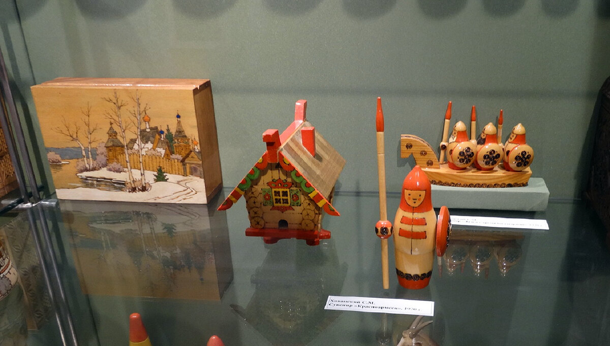 Сувениры "Красноармеец" и "Ладья с тремя богатырями", автор Хованский С.М., 1970 год. Фото автора.