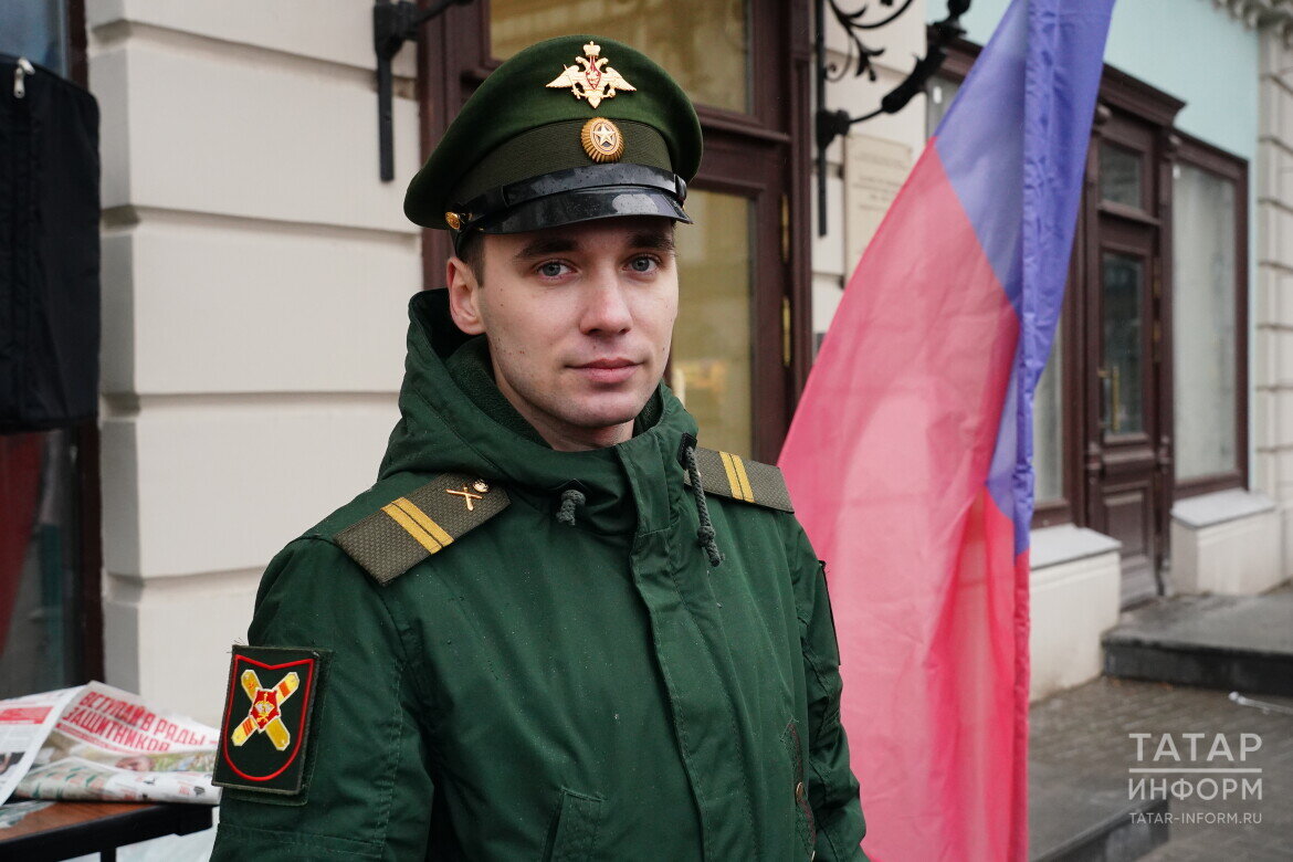 ​Владислав Михайлов отметил, что многие прохожие интересуются тем, что за акция и для чего она проходит, большинство — это люди старше 30 лет. Фото: © Салават Камалетдинов / «Татар-информ»