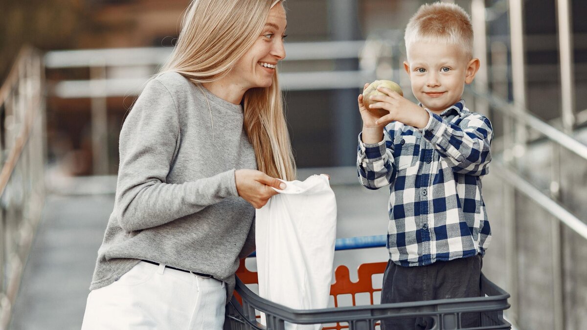 Поехать маму друга. Семья в супермаркете. Family Market angajeaza.