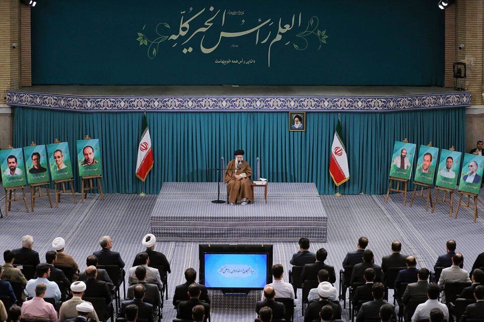    Слева и справа от бывшего президента Ирана - портреты убитых иранских физиков-ядерщиков