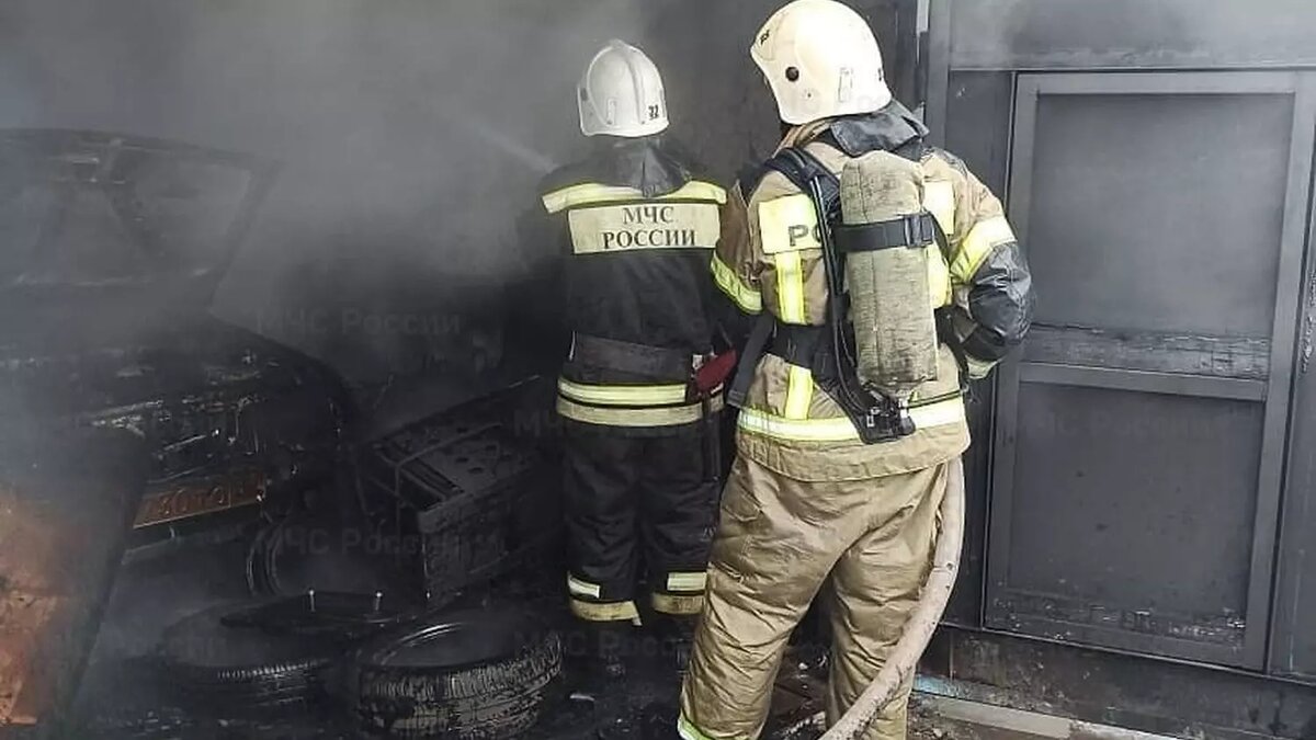     Причины возгорания гаража с автомобилями и частного дома в городе Новоаннинском Волгоградской области устанавливают во вторник сотрудники МЧС.