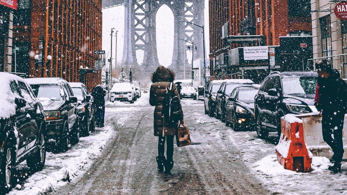    Прогулка в какой обуви закончится в травмопункте?© Unsplash / Andre Benz