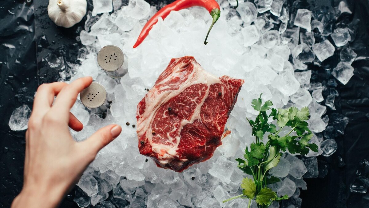    Чем чревато длительное хранение мяса в морозилке© Unsplash / Victoria Shes