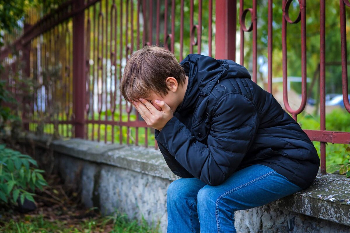 Подросток плачет. Грустный подросток. Печальный подросток. Одинокий подросток.