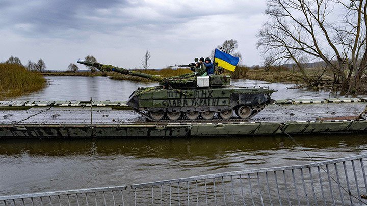 В ТЫЛУ ЭТОЙ ГРУППИРОВКИ НАХОДЯТСЯ НЕСКОЛЬКО ПОНТОННО-МОСТОВЫХ ПОЛКОВ, КОТОРЫЕ ТРЕНИРУЮТСЯ НАВОДИТЬ И СНИМАТЬ ПЕРЕПРАВЫ. I-IMAGES/KEYSTONE PRESS AGENCY/GLOBAL LOOK PRESS