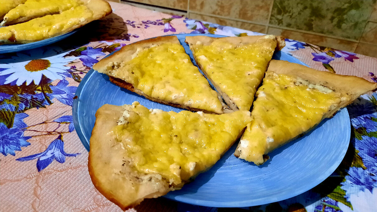 Вчерашняя пицца) Соне очень сырная понравилась 😋
