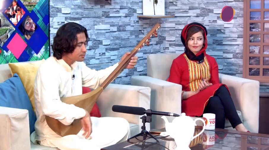 Кобра Хассани на телеканале Afganistan Youth до прихода к власти талибов*. Скриншот видео на YouTube