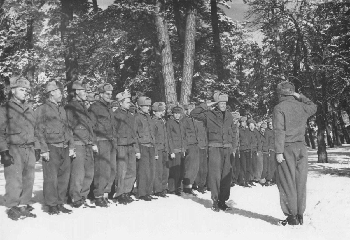 В. Коломенский Докладывает начальнику сбора ВС у базы "ДИНАМО" Фото В. Коргина