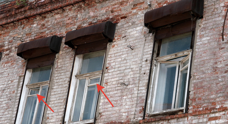 В домах дореволюционной постройки сохранились  оригинальные оконные переплеты с форточками. 