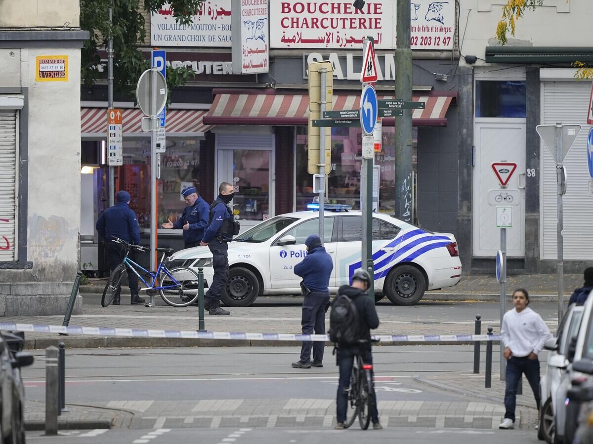    Полиция Бельгии за оцепленной территорией недалеко от места, где был застрелен тунисский экстремист, обвиняемый в убийстве двух шведских граждан © AP Photo / Martin Meissner