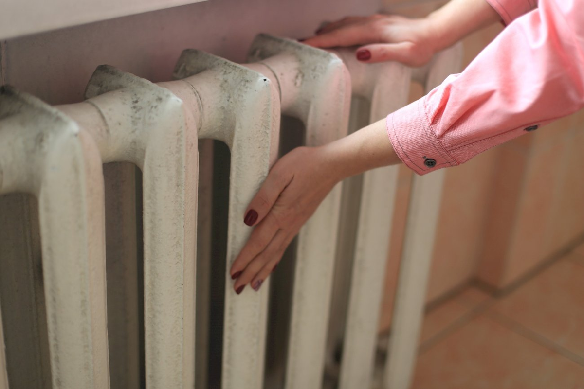 фильтр для дачного водопровода. биметаллический радиатор на стене. тепловой насос для отопления. радиатор отопления биметаллический в квартире. отопления 2023.