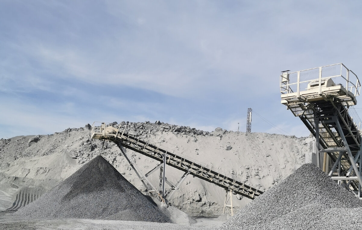 Справа щебень, а слева отход в виде смеси пыли, песка и минеральных волокон