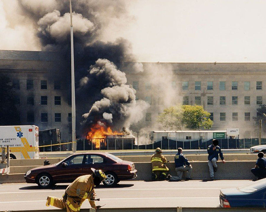 9 11 августа. Теракт Пентагон 2001. Теракт 11 сентября 2001 года Пентагон. Пентагон США терракт 2001. 11 Сентября 2001 Пентагон самолет.