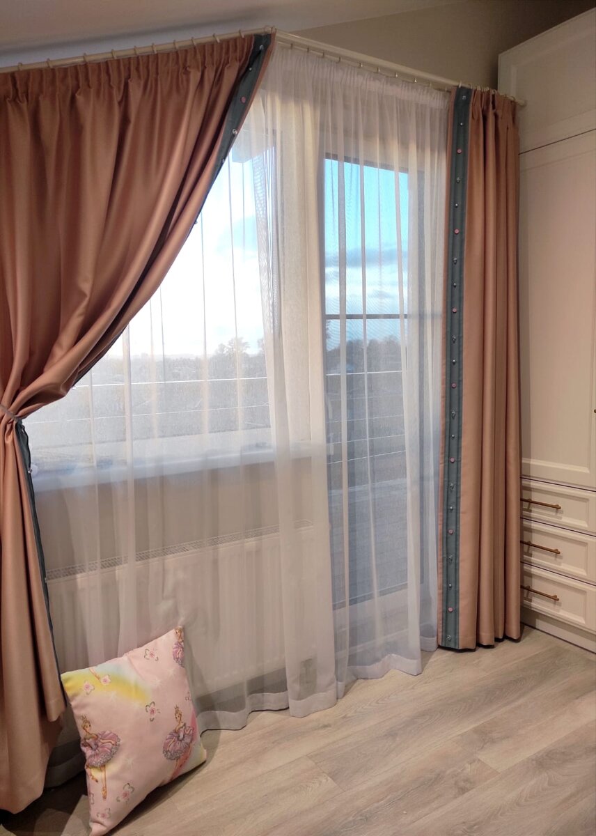 В мире детского интерьера каждая маленькая девочка мечтает о своей уютной и прекрасной комнате. И нельзя оставить без внимания один из главных элементов ее оформления - окна. Какими изысканными шторами можно украсить сложные формы окон? Давайте взглянем на пример, представленный на фото.

Когда дело касается детской комнаты, мы стараемся придерживаться особого подхода. Здесь важно создать атмосферу нежности и мечты, которая поможет вашей маленькой принцессе чувствовать себя по-настоящему особенной. И для этого детские шторы становятся неотъемлемым элементом оформления.

Однако при выборе штор для сложных окон возникает необходимость обратиться к профессиональному дизайнеру. Под его внимательным глазом вы сможете подобрать правильное оформление окон шторами, которые отразят индивидуальность комнаты и подчеркнут все ее достоинства.

Красивые нежные шторы вполне могут соответствовать изысканным формам сложных окон. Использование легкой и тонкой ткани с вышивкой или аппликацией придаст интерьеру особый шарм. Не забудьте также учесть различные варианты оформления, доступные для оригинальных окон. Помимо закрытия окон полностью, можно рассмотреть возможность создания моделей с карнизом-перегородкой, где каждое окно будет открыто отдельно, добавляя уникальности и функциональности интерьеру.

Так что же выбрать? Какие шторы подойдут лучше всего для сложных окон в детской комнате? Ответ на этот вопрос лежит в процессе сотрудничества с опытным дизайнером. Он поможет вам раскрыть потенциал каждого окна, создавая уютную и мечтательную атмосферу в комнате вашей дочери.

Поэтому, несомненно, стоит обратиться за помощью к дизайнеру, чтобы сделать правильный выбор и создать прекрасное оформление сложных окон с помощью изысканных детских штор. Ведь каждая принцесса заслуживает свое неповторимое королевство!