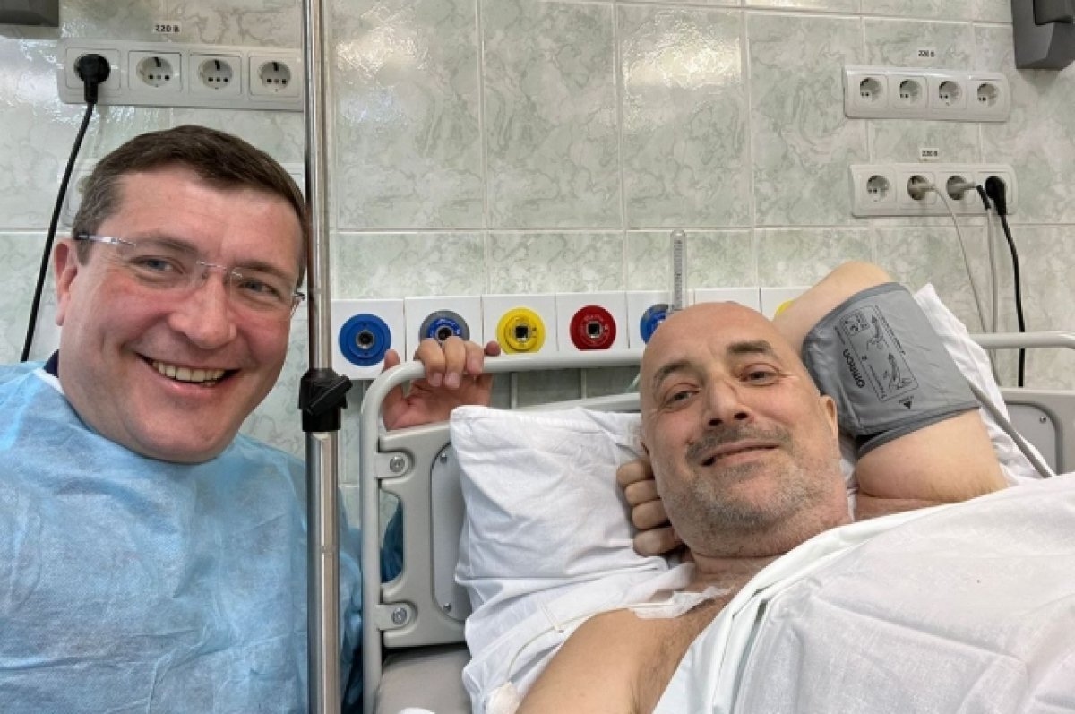    Прилепин рассказал, что спецслужбы запретили ему пользоваться телефоном