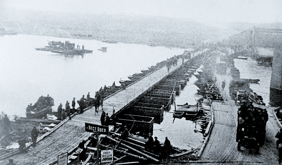 Наведение переправы через реку Одер в 1945 году.