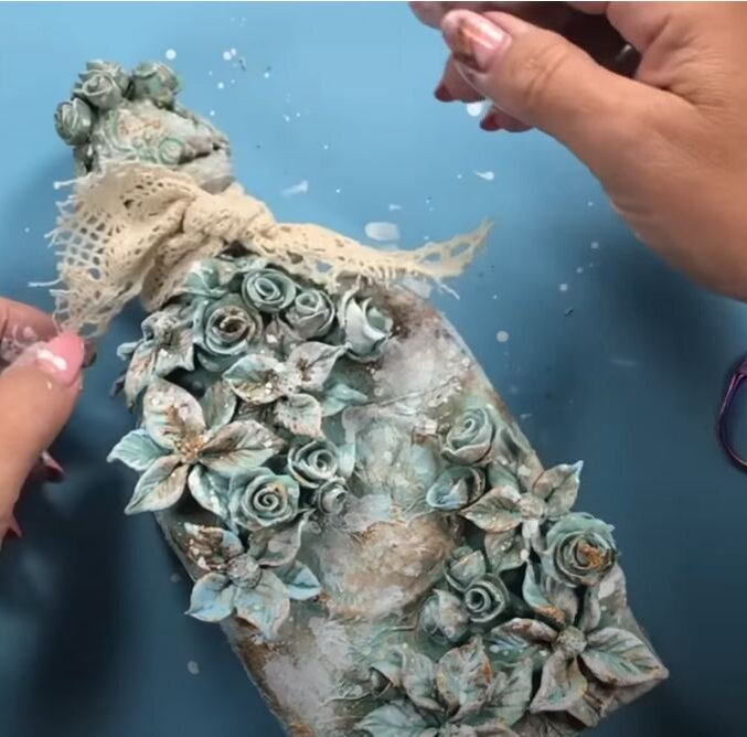    Декор бутылки холодным фарфором   
Источник: Скриншот из видео