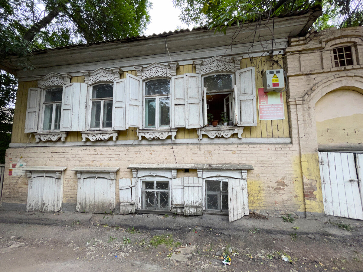 Новостройки и заброшенные дома Уфы. Такие разные соседи рядом. Что внутри  старых двориков | Под зонтиком | Дзен