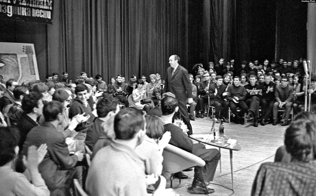 Выступление советских. Галич фестиваль бардов. В Академгородке 1968. Фестиваль бардов 1968 год. Новосибирск. Фестиваль в Академгородке Галич Новосибирск 1968. Поэты барды 60-80-х годов 20 века.