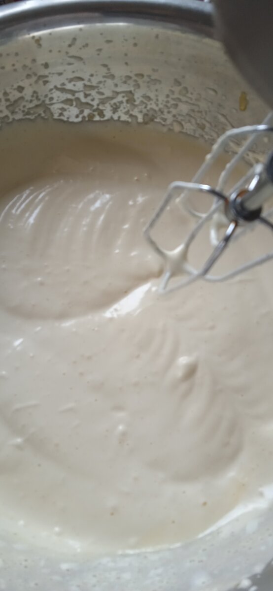 Масса похожа на крем с пузырьками воздуха