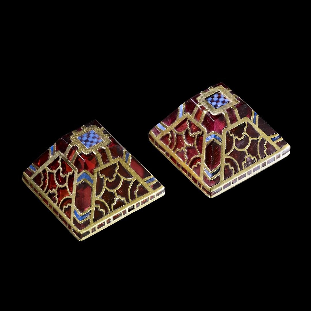 Пирамидальные навершия меча. Гранат, стекло и золото, около 560-610 гг.