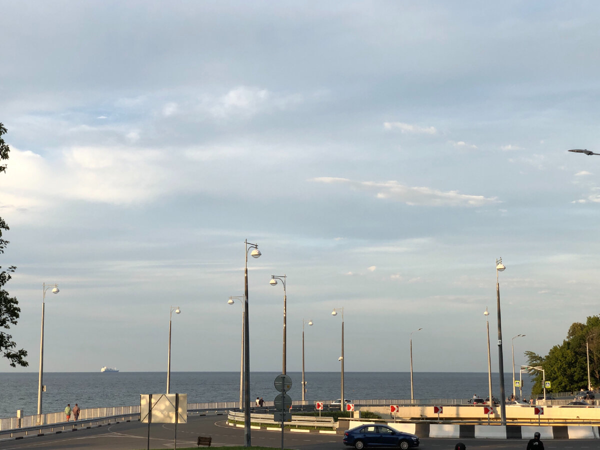 Чтобы попасть на пляж, нужно пройти через это круговое движение и спуститься к воде.