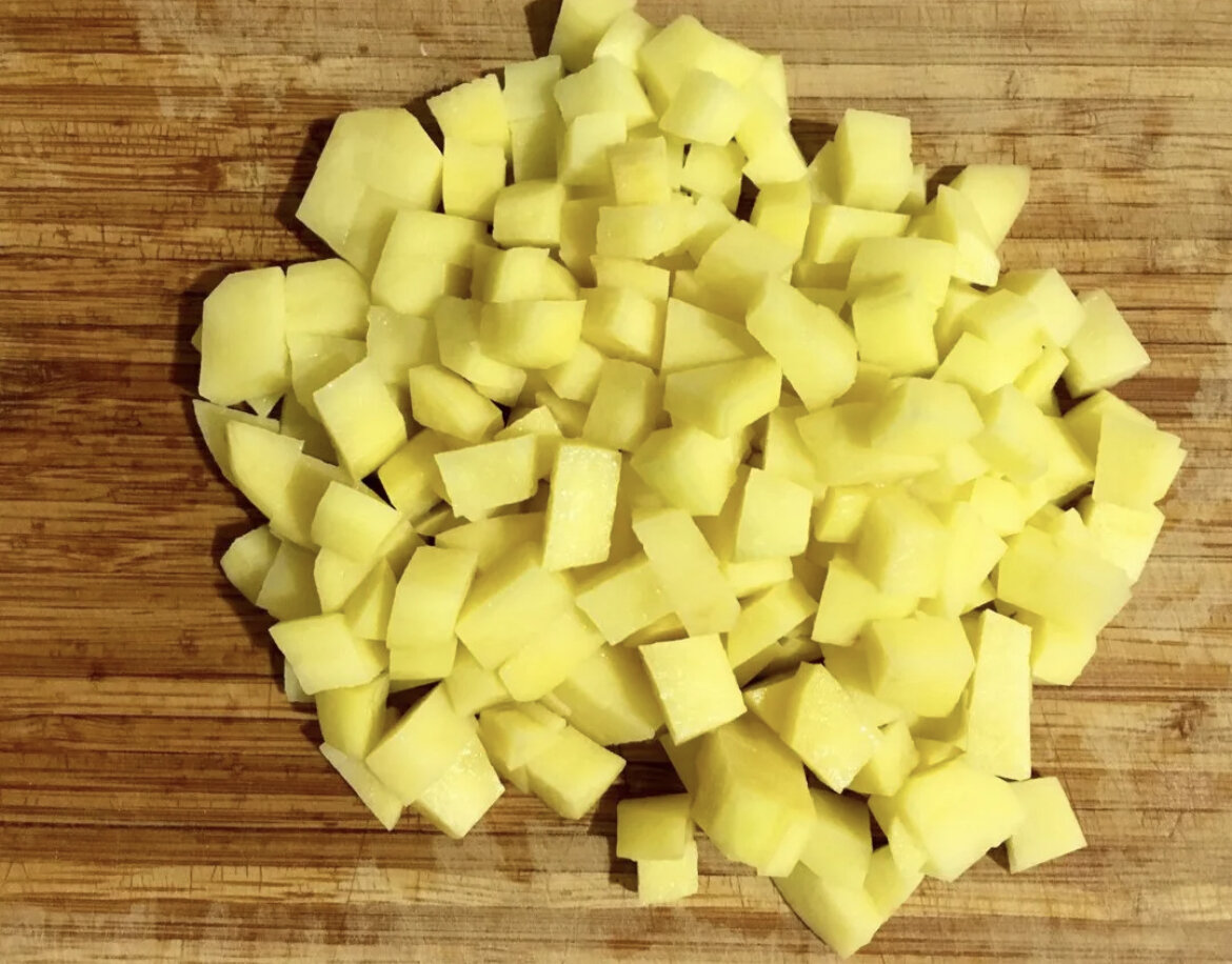 Нарезать квадратиками. Картофель нарезанный кубиками. Порезать картошку кубиками. Картофель порезать кубиками. Мелко нарезанная картошка.