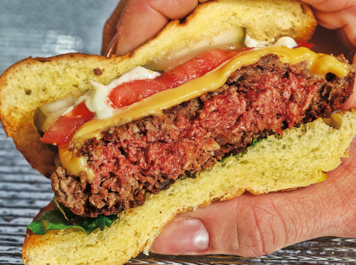 Impossible Burger сделан из пшеничных и картофельных белков и кокосового масла. Среди других ингредиентов – синтезируемый дрожжами белок гем, благодаря которому на мясе видна «кровь». Поскольку разведение животных наносит внушительный вред экологии, компании-производители овощных бургеров приводят аргумент: проблема не в мясе как таковом, а именно в мясе животных.