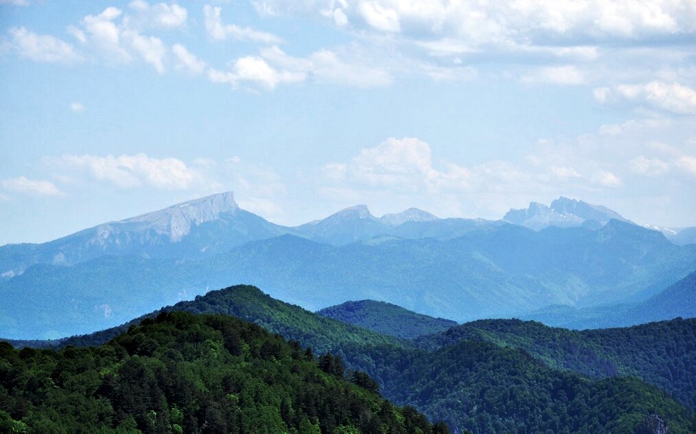 Вид на горный массив Большой Тхач с плато Лаго-Наки