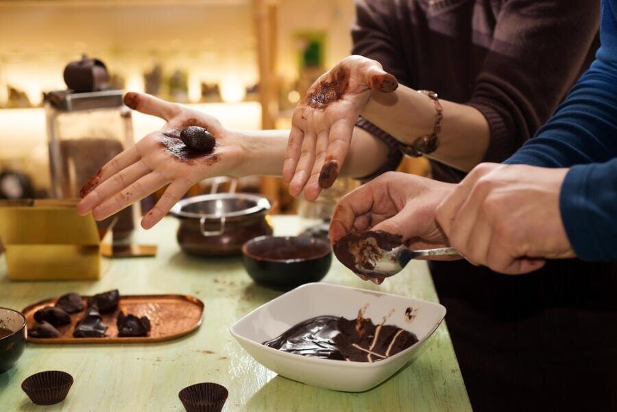    Как сделать шоколадные конфеты? Фото: Depositphotos