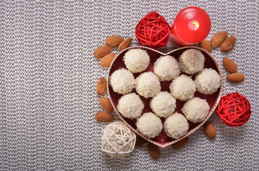    Любите конфеты Рафаэлло? Приготовим их вместе! Фото: Depositphotos