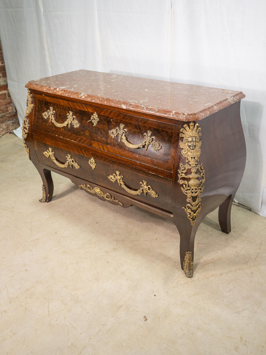 Антикварный комод красного дерева с накладным декором 1910-х гг. 