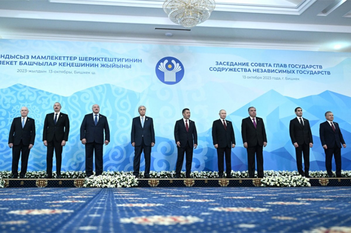    «Нас объединяет единая инфраструктура, доставшаяся ещё от СССР, взаимодополняемость целых отраслей производства и очень схожая по своей структуре система подготовки кадров», – отметил Владимир Путин на заседании совета глав государств СНГ в Бишкеке.