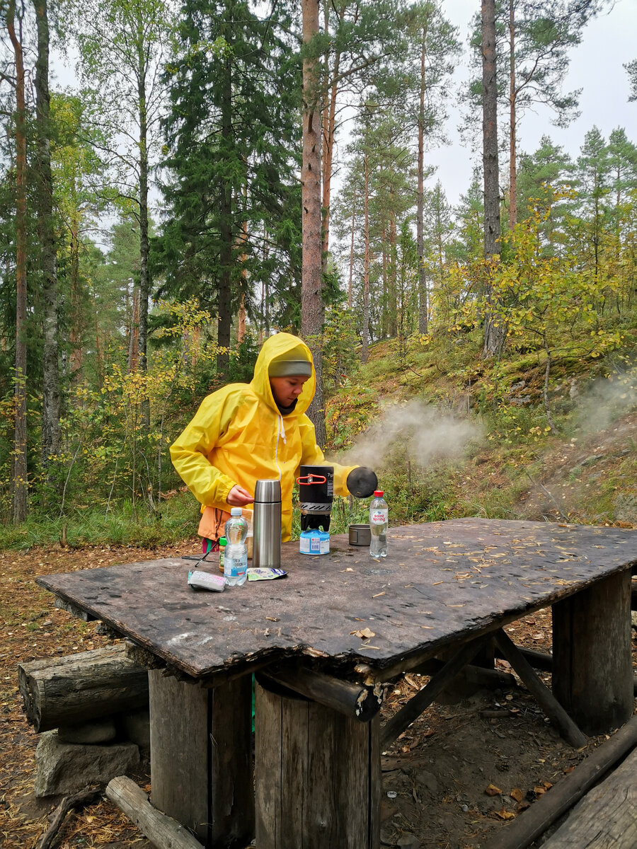 Тревожное существо готовит себе завтрак