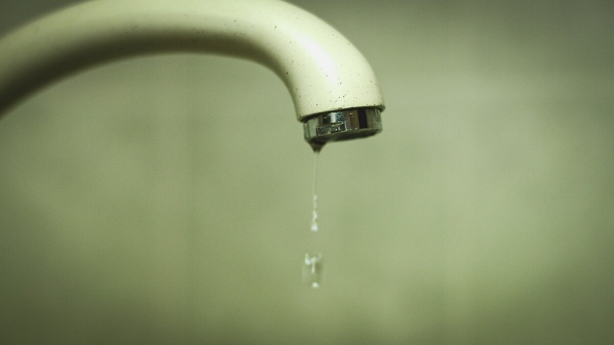     Жители Уссурийска жалуются на ужасное качество водопроводной воды. По их словам, из крана течёт нечто, больше похожее на апельсиновый сок, чем на чистую воду.