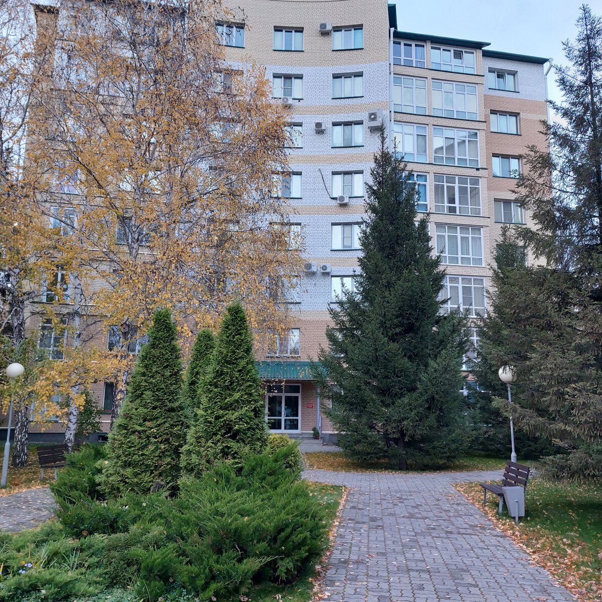 Это у нас в Барнауле такой закрытый красивый поселок, в котором жила наша однокурсница и подруга Надя примерно 10 лет назад. Территория у них была и остается очень ухоженная. Постоянно там что-то подсаживается из растений, меняется, выпиливается, старые сосны ленточного бора группками так и растут на территории поселка...Всё чистится, ремонтируется...