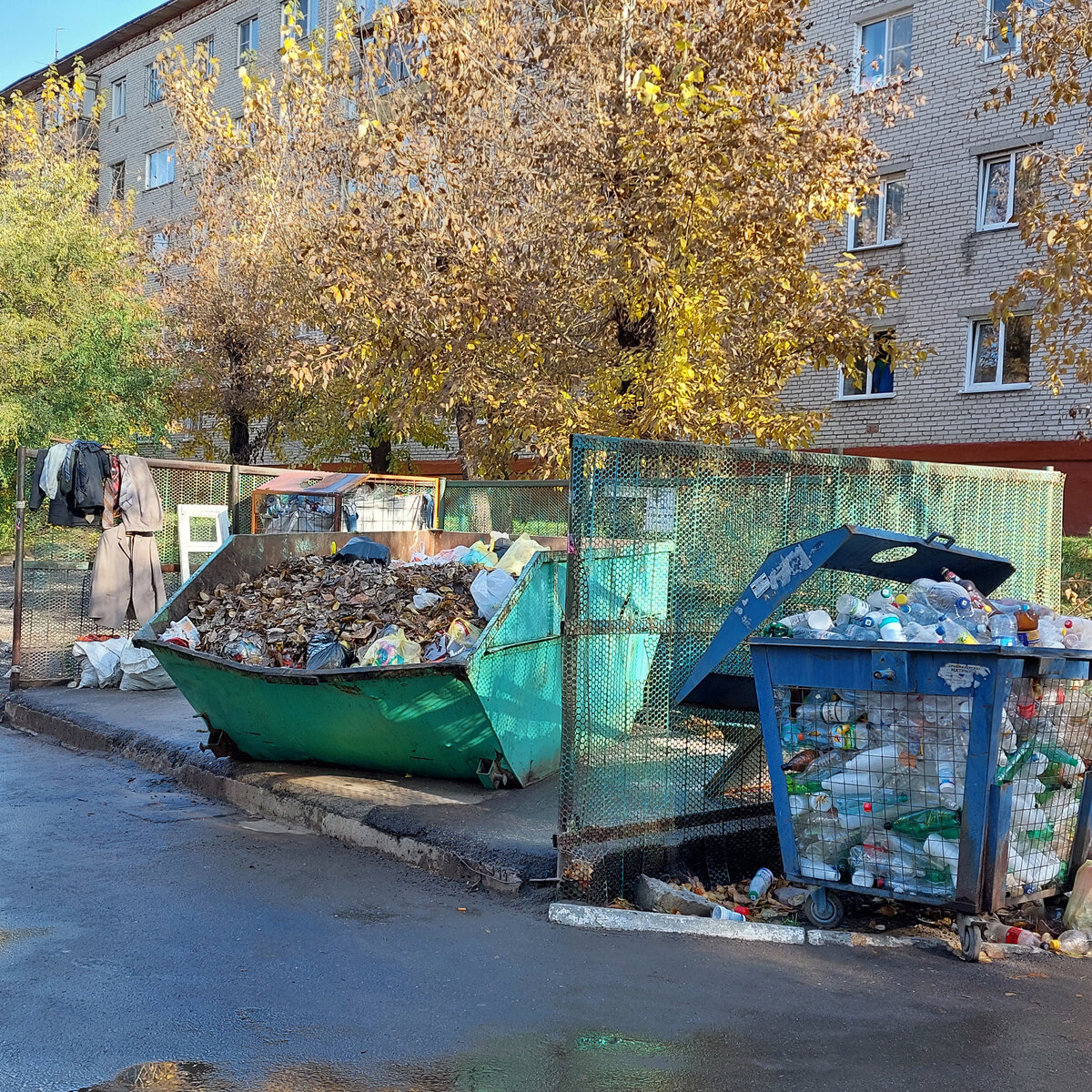 Это всё дворы по Северо-Западной. Мусор разный. Строительный тут же, и бытовой тут же...