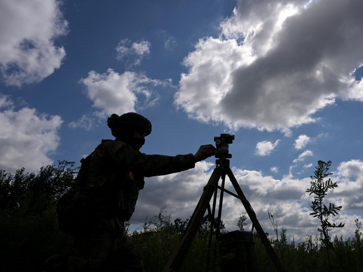    Военнослужащий артиллерийского расчета реактивной системы залпового огня БМ-21 "Град" в зоне проведения СВО© РИА Новости / Евгений Биятов