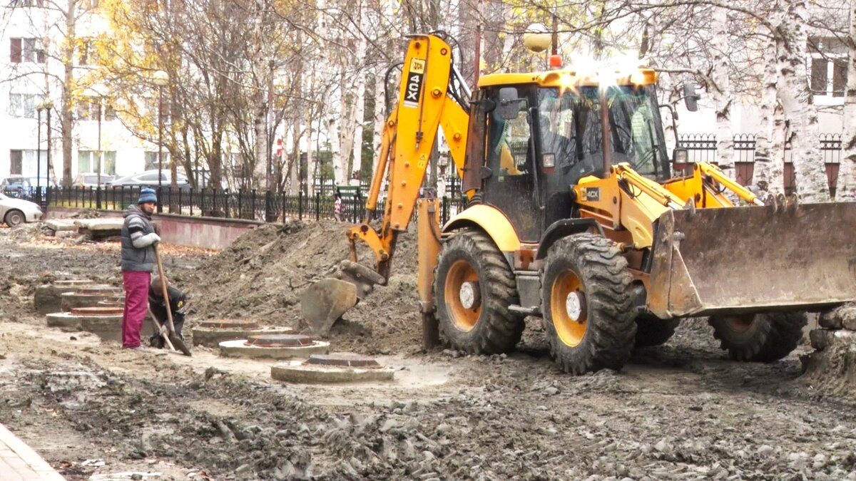    В Пыть-Яхе решают проблему со скоплением воды во дворе