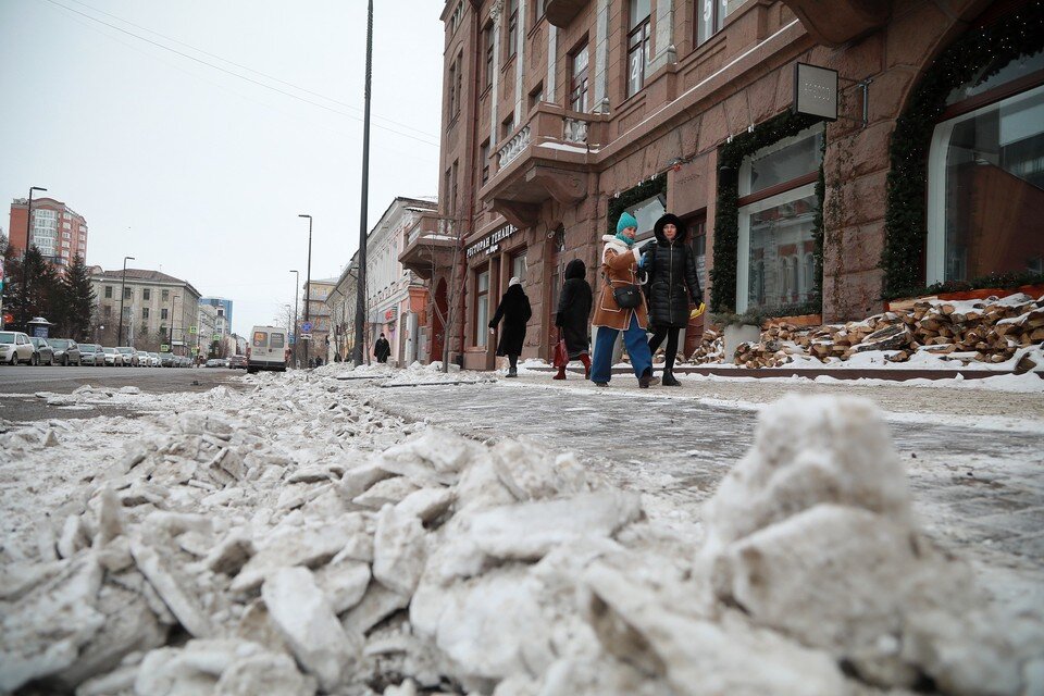    С наледью на дорогах и тротуарах Красноярска будут бороться с помощью песка, соли и снегоуборочных машин. Мария ЛЕНЦ