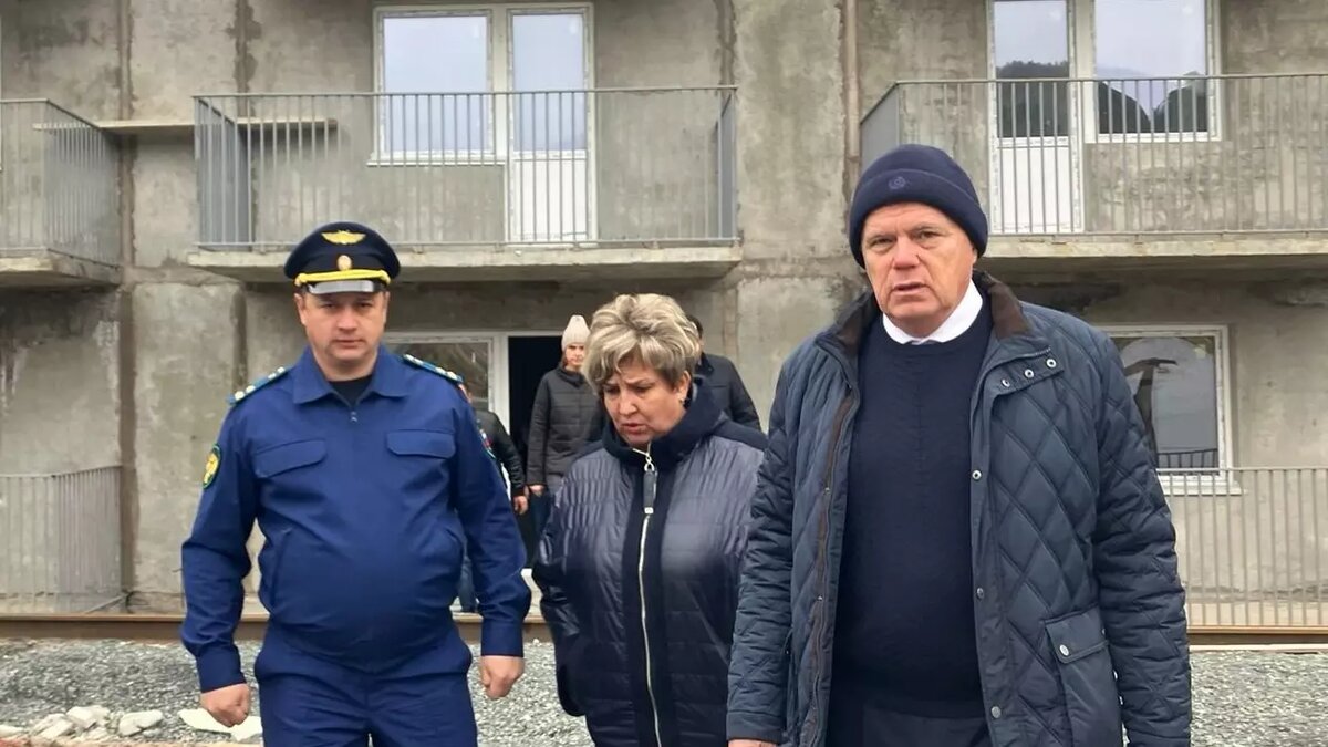     В Абазе сорвали сроки строительства дома для переселенцев из аварийного жилья, сообщает прокуратура Хакасии.