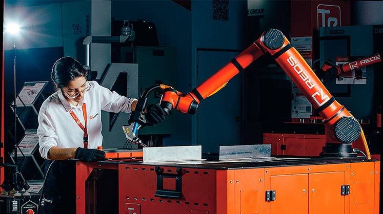     Внедрение на производстве универсальной роботизированной сварочной системы Redweld Pro 10 Cobot Laser занимает до трех дней. Быстрая и простая переналадка под задачи происходит за счет интуитивно понятного интерфейса