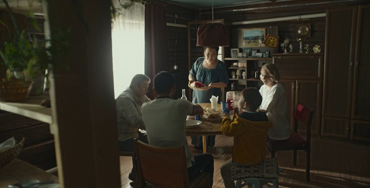 Семья за чаепитием