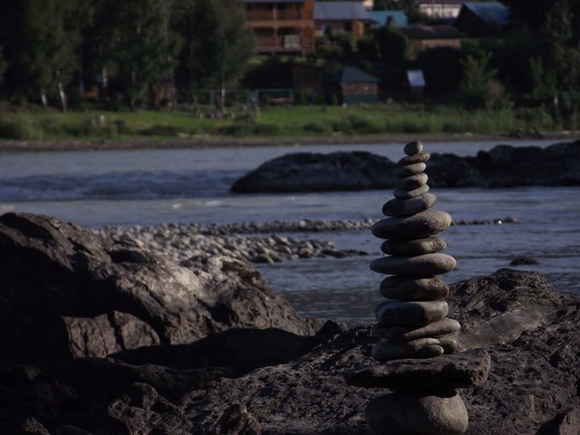 Каменный тролль. Существует поверье, что если загадать желание и остроить такого тролля, то чем выше и необычнее он будет, тем скорее и точнее сбудется желание. Фото из личного архива автора (С), 2019 года. Тролль, собственно, тоже от автора