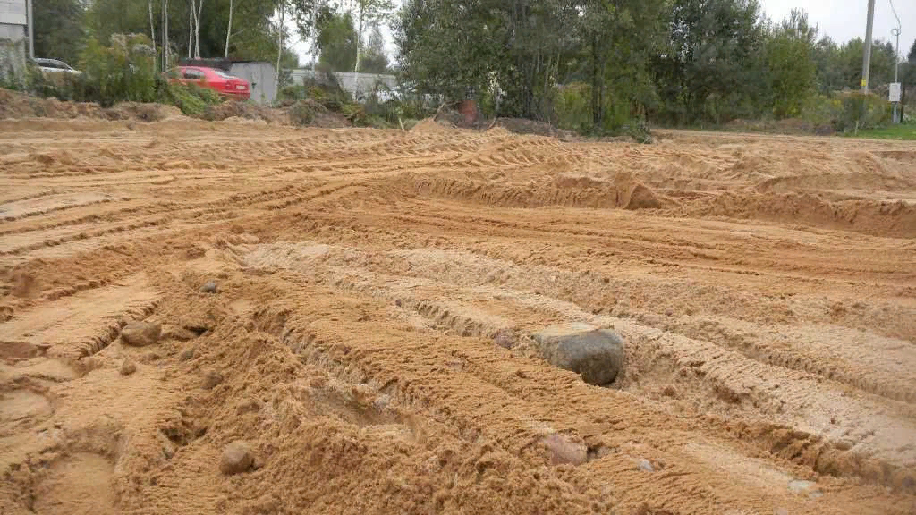 Засыпать песок. Грунт планировочный. Грунт на подсыпку участка. Подсыпка участка песком. Песчаная земля на участке.