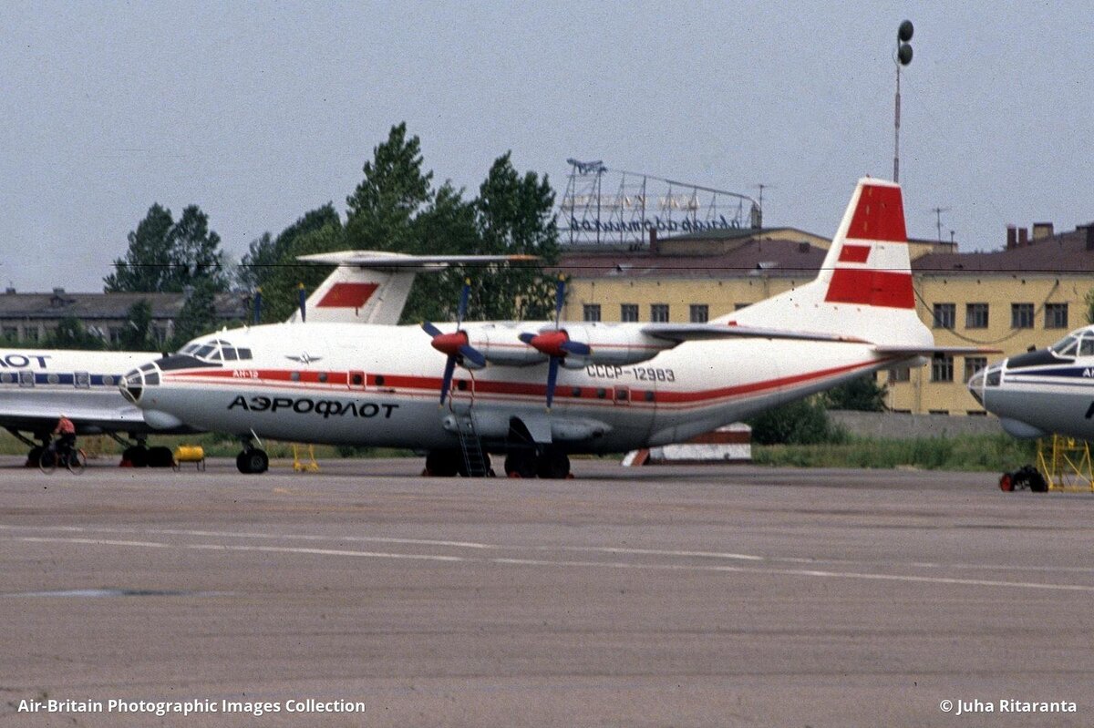Первый Ан-12Б в Ленинградском управлении. Санкт-Петербург, аэропорт Пулково, 1992 г. Источник и автор указаны на фото. 